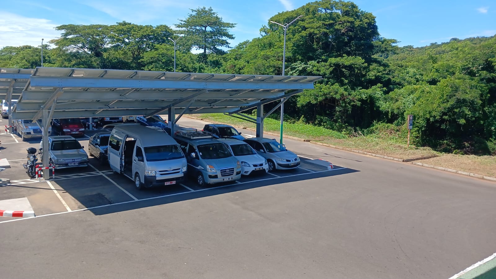 Ombrières solaires avec véhicule